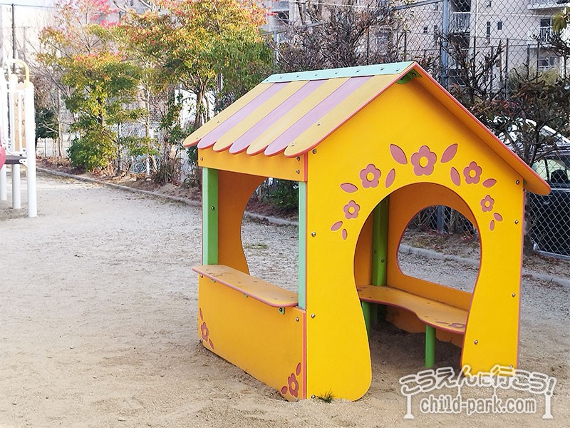 小さなお家の遊具