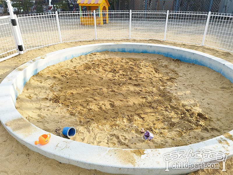 動物除けの柵がある砂場